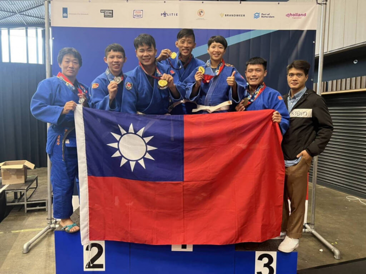 「2022年第19屆世界警察消防運動會」在荷蘭鹿特丹舉行，警政署24日表示，台灣選手首日賽事勇奪6金4銀1銅，柔術組選手吳玫玲（左起）、張嘉恩、陳立寰、施柏仰、張雅筑、吳政彥與獎牌合影。（警政署提供）