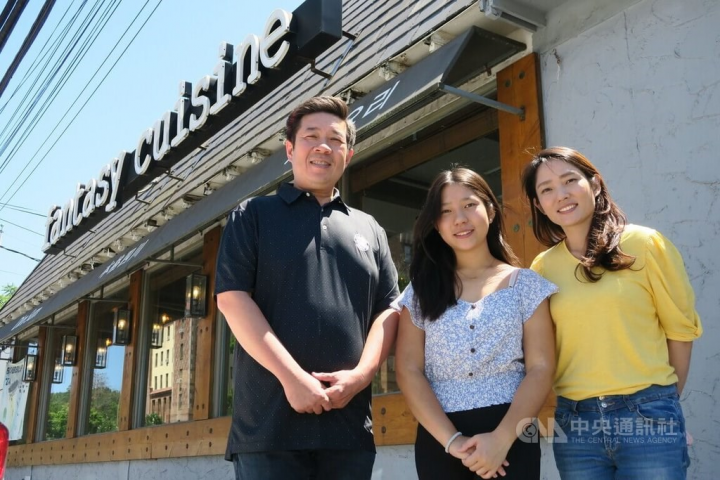 US MasterChef Junior Season 8 winner Liya Chu (朱如茵) and her parents Auston Chu (朱家宏) and Iwen Chen (陳詩涵).