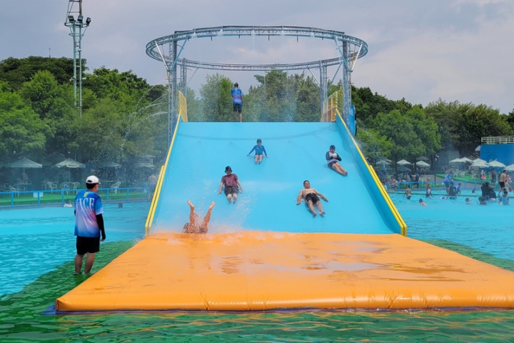 2022宜蘭國際童玩藝術節2日在冬山河親水公園登場，今年童玩節以「酷樂宜夏」為主題，吸引許多民眾前往戲水，體驗園區各種滑水設施。