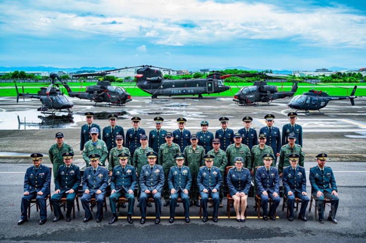陸軍航空特戰指揮部日前舉行「飛訓部飛行軍官班72期結訓典禮」。（航特部提供）