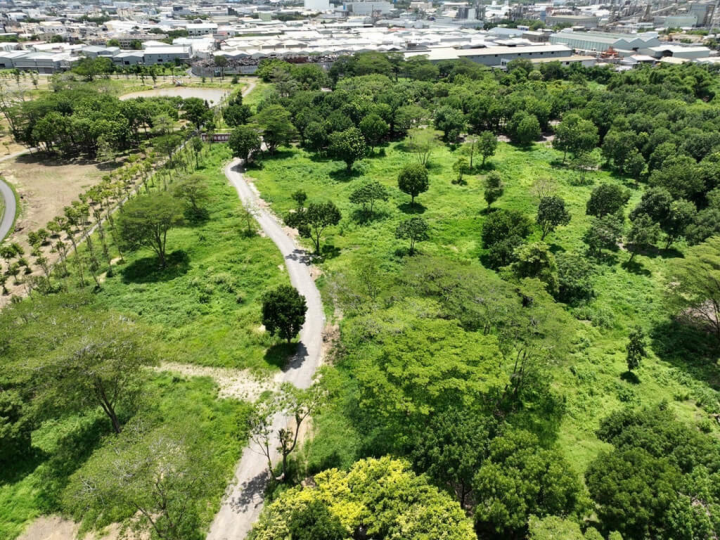 高雄市長陳其邁20日表示，仁武區有工業區，近年居住人口成長快速，年輕人需要運動或育兒的親子場域，長輩也需要休閒聚會的遊憩場所，因此闢建公園綠地很重要，後續市府也會持續規劃，滿足市民需求。（高雄市政府提供）
