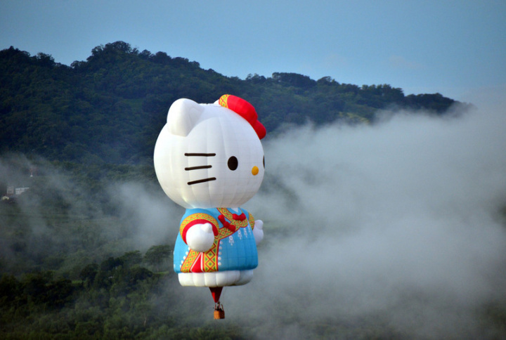 迎接暑假第一個例假日，台東熱氣球嘉年華2日登場，將有20顆熱氣球亮相。圖為超人氣台東限定的「Hello Kitty熱氣球」。