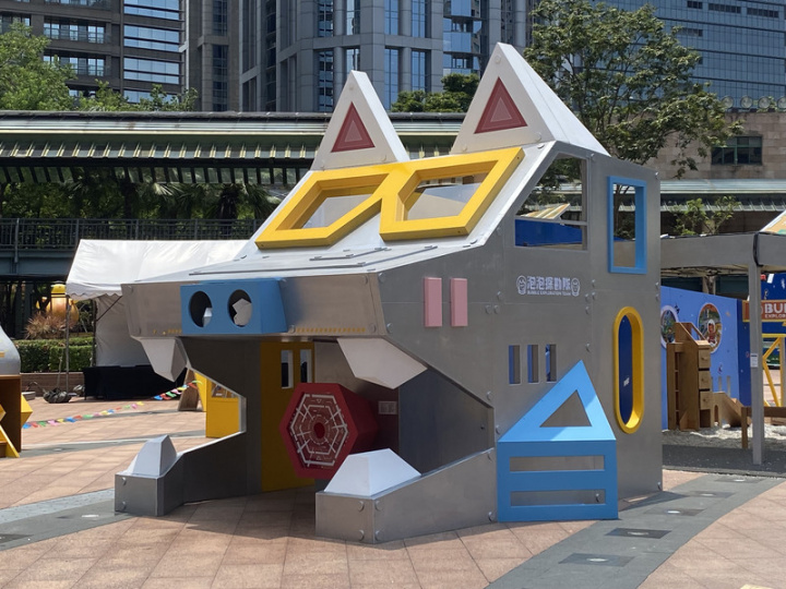 2022新北市兒童藝術節29日開幕，位於新北市民廣場的「太空廣場」設有互動裝置「泡泡探勘隊」，由藝術家李文政打造。