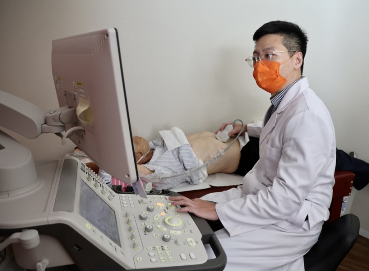 響應世界肝炎日，肝病防治學術基金會24日在全台16家醫療院所同步舉辦免費腹部超音波活動，動員近60名肝膽腸胃專科醫師與400多名護理人員與志工，為40歲以上民眾免費腹部超音波檢查。圖為台北合作的醫療院所醫生幫民眾檢查。