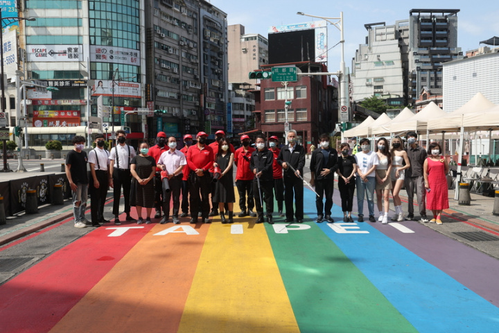 台北捷運西門站6號出口彩虹地景清洗行動16日舉行，象徵西門商圈在後疫情時代能振興重生，包括民進黨台北市議員吳沛憶（前左7）等人都到場支持。