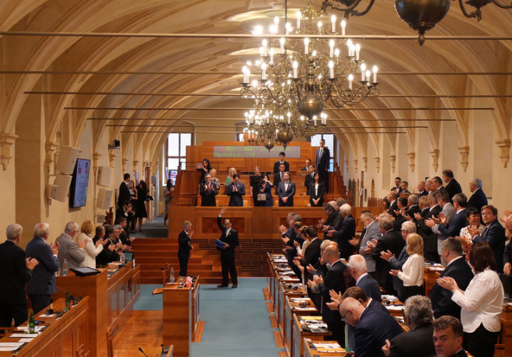 立法院長游錫堃（中前右）18日率團抵達布拉格，20日離開捷克參議院會場前，立法院長游錫堃向全體參議員揮手告別。