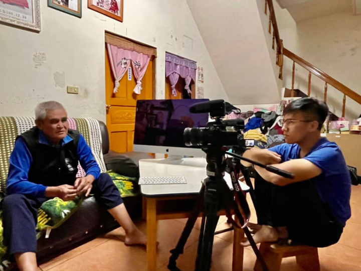 來自南投賽德克族的林丞恩（右），大學畢業製作拍攝「獵人紀錄片」，採訪部落長輩，描述過往打獵事蹟，傳遞家鄉部落文化。（義守大學提供）