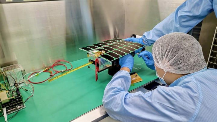 中央大學太空系投入約30多名學生進行研發製作飛鼠衛星，可以偵測電離層的電漿特性，研究如何干擾衛星與地面無線電通訊。（中央大學團隊提供）