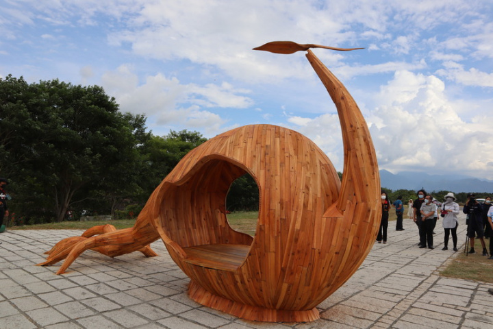 農委會水土保持局花蓮分局舉辦「2022萬物糧倉大地慶典－農青禾193縱谷大地藝術季」活動，其中位於玉里啟模濕地平台的作品「水的休息站」，創作者伊祐．噶照利用柳杉、台灣杉、香杉等台灣國產木材打造如種子發芽般的作品，傳達出水資源能滋養萬物、生生不息的概念。