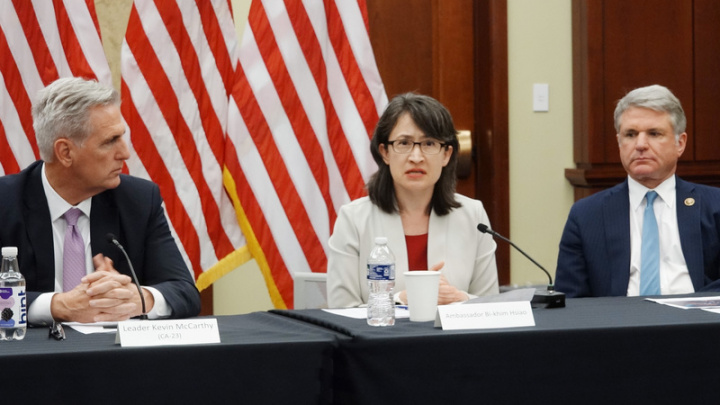在中國對台軍事脅迫日增之際，美眾院中國工作小組美東時間19日邀請駐美代表蕭美琴召開圓桌會議，議員力促加快對台軍售、邀請台灣參與軍事演習。左起眾院共和黨領袖麥卡錫、蕭美琴、中國工作小組主席麥考爾。