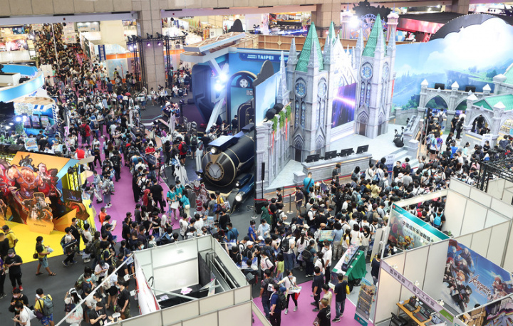 第21屆漫畫博覽會28日至8月1日在世貿一館展出，吸引許多動漫迷進場參觀。