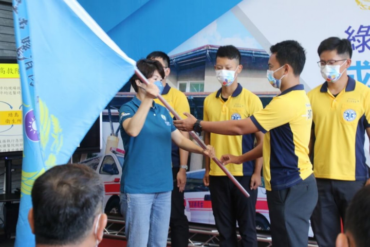 為提供離島居民及遊客更安全環境，台東縣政府爭取並投入離島基金，將消防局綠島分隊擴編且升級為高級救護隊，並建置5G救護行動資訊網絡，11日由縣長饒慶鈴（前左）主持成軍授旗儀式。（台東縣政府提供）