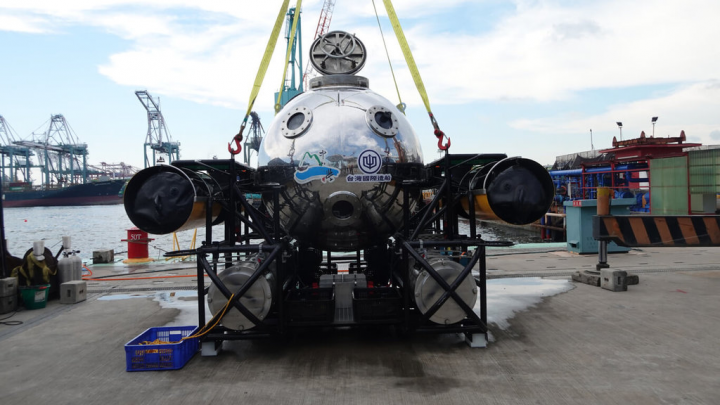 由國立中山大學開發的「科研用水下載人載具」為台灣第一艘MIT迷你潛艇，繼完成水下維生系統，成功新設空調，讓艙內維持人體舒適的溫濕度，更首次由2名操作員同時入艙，於高雄港下水實測成功。（中山大學提供）
