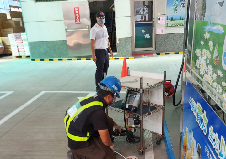 高雄市環保局表示，為了避免加油站設備故障破損而漏油，造成土壤污染，將進行法規符合度查核及預防性體檢。（高雄市環保局提供）