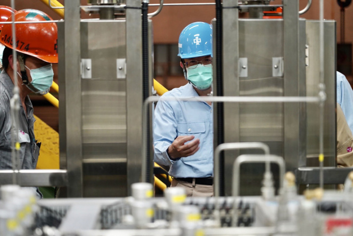 中鋼淨零碳中和路徑圖，設定目標2025年排碳量將較2018年少7%、2023年再減少22%，目前透過製程盤查掌握碳排、導入綠能以及鋼化聯產等，想方設法大力減碳，中長期更思考低碳高爐轉成淨零碳高爐與全氫能冶煉製程可行性。