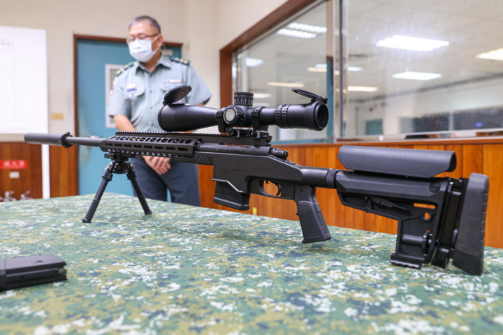 國防部21日舉行軍備局生產製造中心第205廠媒體邀訪活動，現場展示國造T108狙擊槍，T108狙擊槍以T93K1狙擊槍技術為基礎，強化裝備等人因工程設計，滿足不同戰術運用。