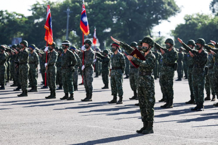 宣誓代表引領全體入伍生齊聲宣誓