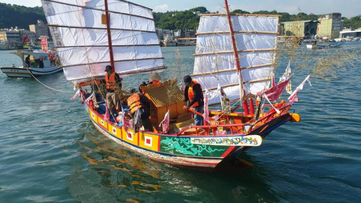 基隆市和平島社靈廟10日舉辦「海上游江」，上午8時許，廟方在正濱漁港舉行獻江等儀式後燃放鞭炮，伴隨鑼聲等樂音下，無動力的王船由漁船拖帶，約20艘漁船組成的王船船隊起駕，出發前往八斗子漁港。