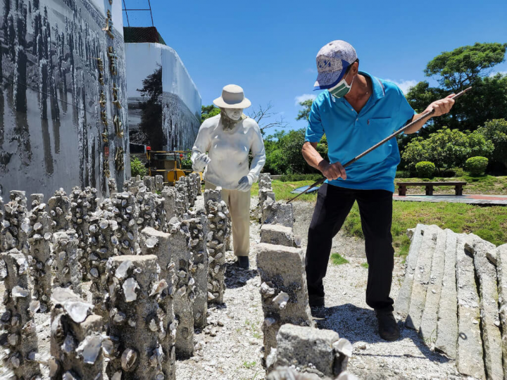 金門縣金寧鄉古寧頭社區發展協會9日辦理古寧頭蚵田遊程解說訓練 ，協助蚵民化身導覽解說人員，開發石蚵文化產業新領域。（古寧頭社區發展協會提供）