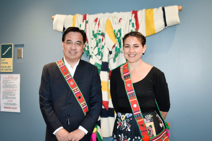 夷將‧拔路兒Icyang‧Parod主任委員與梅蒂全國理事會主席卡西迪．卡隆Cassidy Caron合照