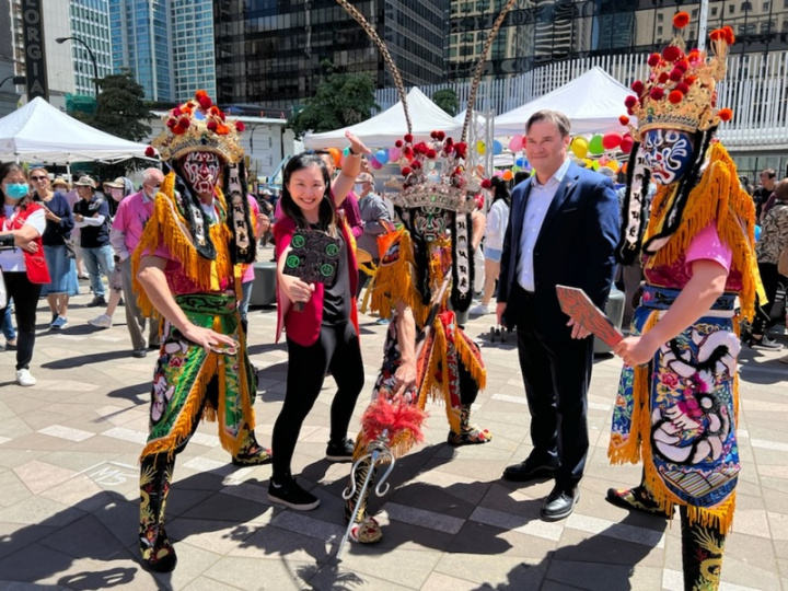 加拿大國會議員戴偉思（Don Davies）（右2）和英屬哥倫比亞省議員康安禮（Anne Kang）（左2）開心參與台加藝文節，體驗台灣傳統文化。