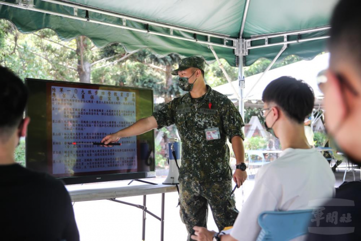 召員依令抵達召集事務所報到。