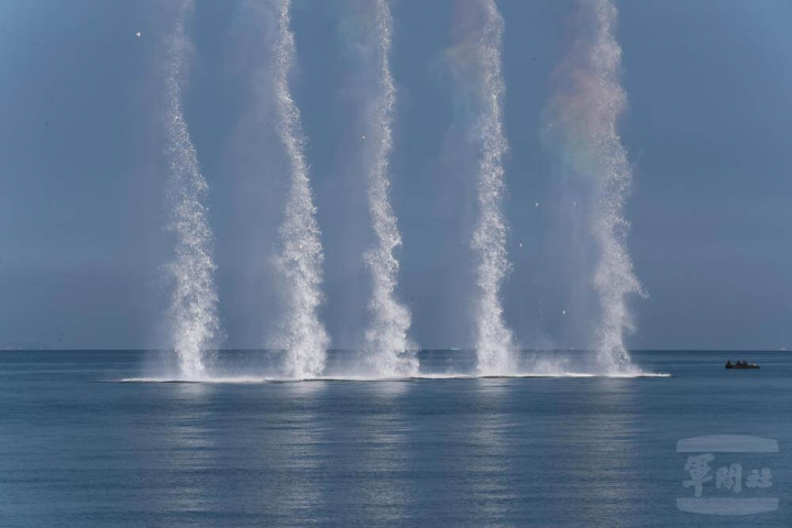 水中爆破中隊清除水中障礙物，開拓安全航道。（軍聞社提供）