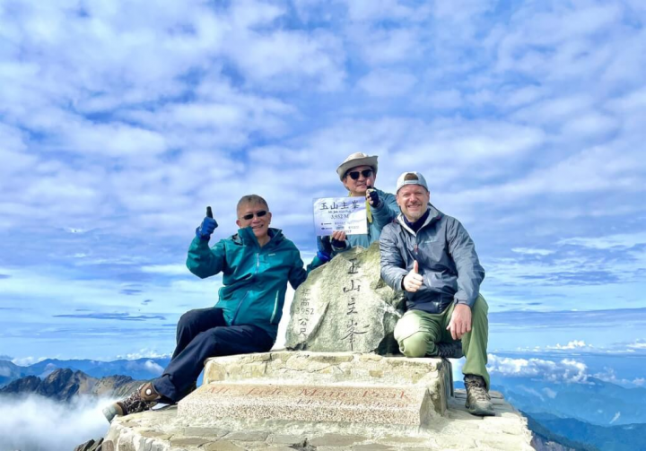 即將離任的加拿大駐台代表芮喬丹（右）在推特貼出照片，他與韓國駐台代表鄭炳元（後）、國家運輸安全調查委員會主任委員楊宏智（左）登上玉山山頂。（圖取自twitter.com/Jordan_J_Reeves）