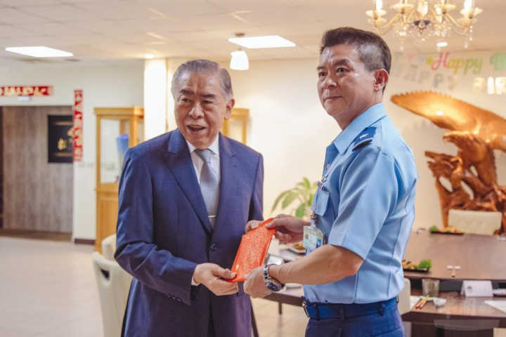 中華民國軍人之友社榮譽理事長李棟樑頒贈慰問金，犒慰官兵辛勞。