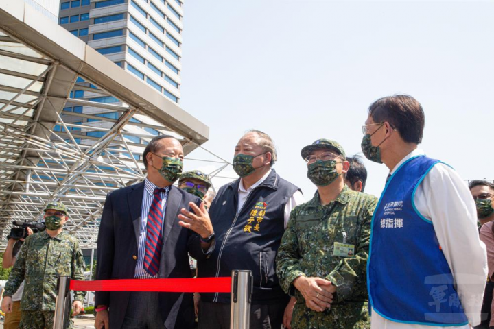 國防部副部長柏鴻輝由臺中市副市長陳子敬、軍醫局局長陳建同中將等人陪同，視導「自強38號」物力動員演習「軍民醫療體系整合」實況演練。