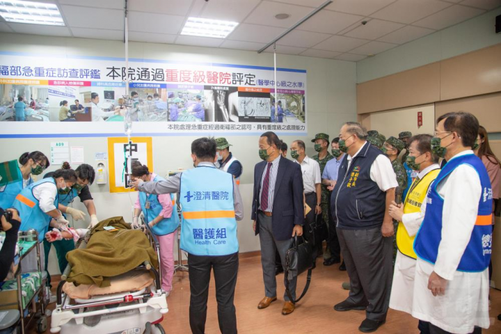 國防部副部長柏鴻輝由臺中市副市長陳子敬、軍醫局局長陳建同中將等人陪同，視導「軍民醫療體系整合」實況演練。