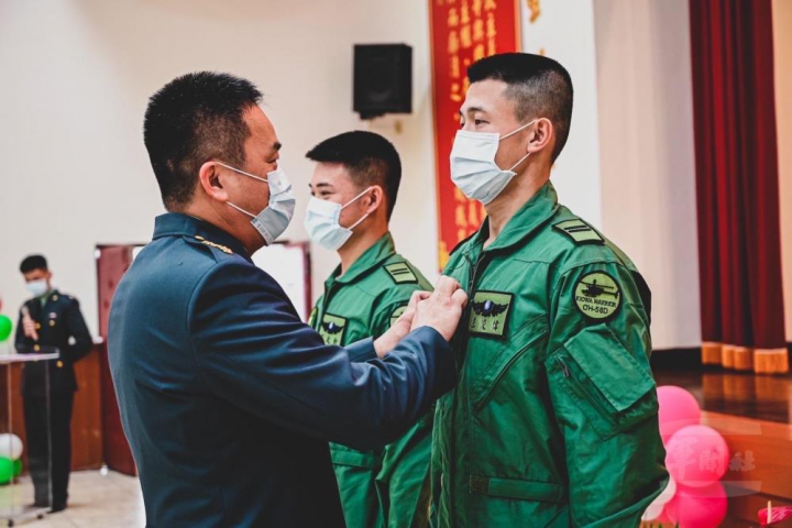 結訓學員配戴上飛行胸章，正式加入陸航飛行員行列。（航特部提供）