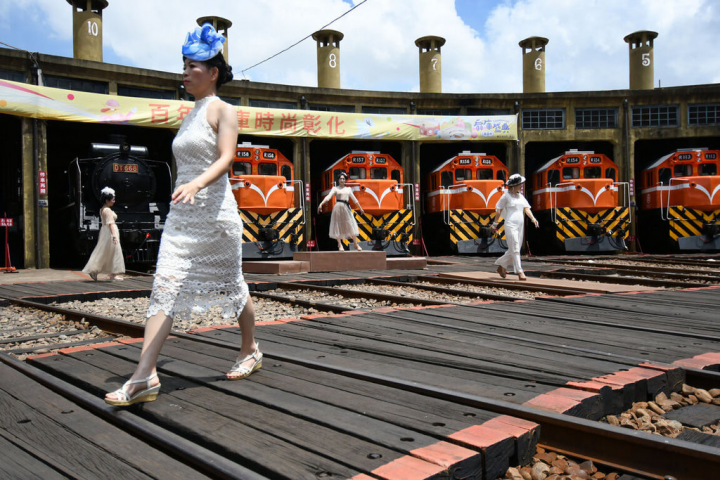 西元1922年興建的彰化扇形車庫為台灣碩果僅存，不久前升格國定古蹟，成為興建百年最佳賀禮，彰化市公所等單位舉辦一系列慶祝活動，30日推出「時尚與古典撞擊」時裝秀，由老、中、青、少共100名模特兒分5組進行。（彰化市公所提供）