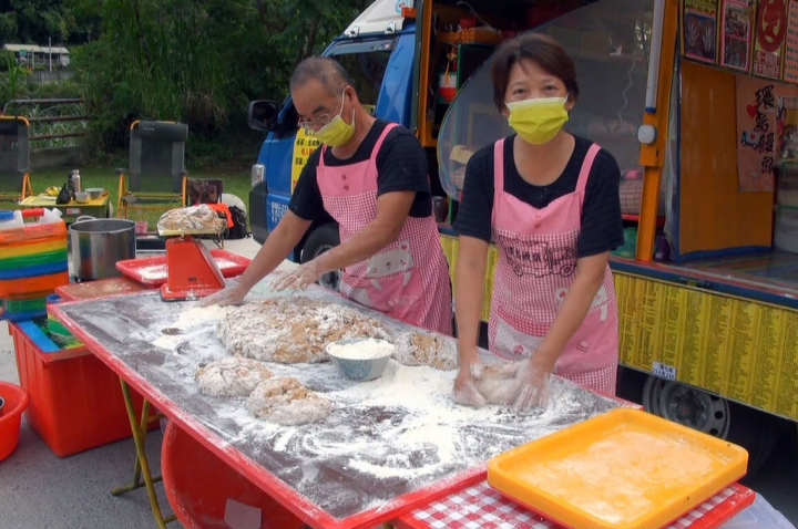 環島製作愛心手工饅頭的夫妻檔林波（左）和靳寶儀（右），今年首站前進台東，14日一大早趕製300顆黑糖饅頭送給衛福部台東醫院，感謝醫護防疫辛勞。（衛福部台東醫院公關賴永成提供）