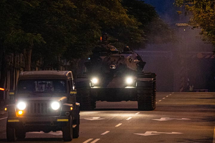M60A3戰車拂曉出擊，依令進入戰術位置。（圖片來源：中華民國陸軍臉書/軍聞社記者卓以立）