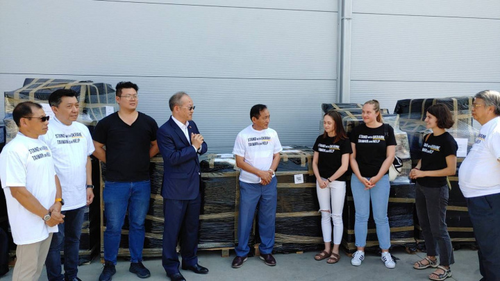 王德總會長與駐波蘭代表處陳錦龍大使等人與烏克蘭國立基輔兒童醫院工作人員討論物資使用事宜 