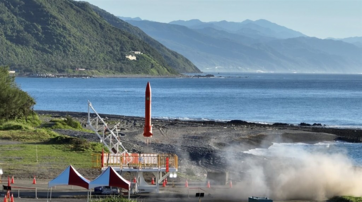 全台首支混合式類衛星載具火箭HTTP-3A第二節火箭10日上午6時12分在屏東旭海順利發射，完成短期科研火箭發射場域啟用後的首場發射任務。（國家太空中心提供）