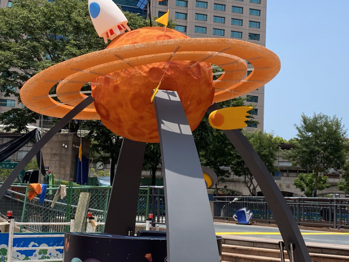 2022新北兒童藝術節29日正式開幕，市民廣場多款藝術裝置皆與星際宇宙相關，營造太空氛圍感。