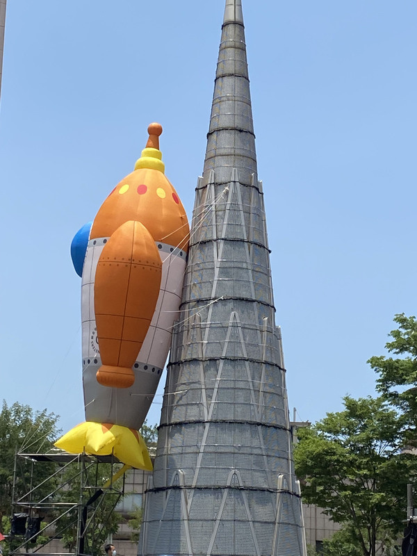 2022新北市兒童藝術節於29日開幕，市府市民廣場藝術裝置「太空飛梭」等28日已陸續就定位，將廣場打造成星際空間，等待大小朋友造訪同樂。