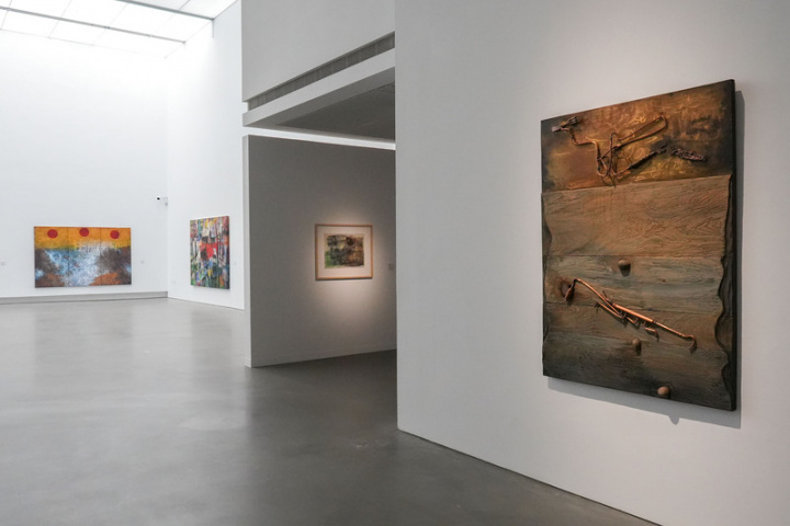 高雄市立美術館9日起推出「美術高雄」系列新展「抽象高雄」，串聯27名不同世代藝術家，透過非具象方式描繪對高雄印象，圍繞串聯出城市面容，展出作品創作時間橫跨1984至2022年，也由這些作品見證了近40年間城市氛圍的改變。