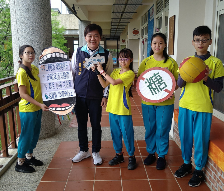 第二名苗栗縣溪洲國小小主播、小記者，初次播新聞，自信表達秀專業