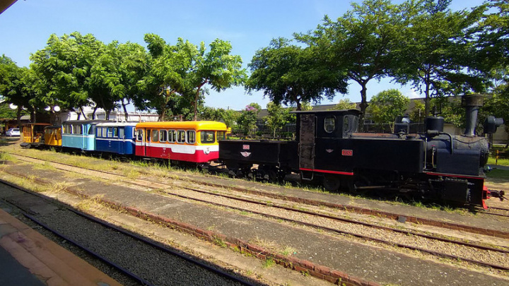 台糖以陳列在蒜頭糖廠的舊式糖鐵小火車客運車廂（圖）為藍本，委外製造21台復古車廂，預計民國112年7、8月時可交車，未來將行駛在高鐵嘉義站與故宮南院鐵道。