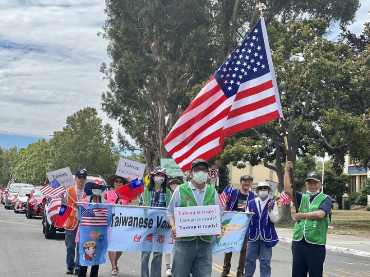 台裔社團參加7月4日加州聖荷西舉辦的美國國慶遊行，表達融合並以行動呼喊「台灣加油、Yes台灣」。