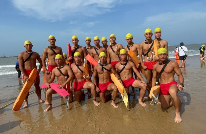 因COVID-19疫情去年停辦的「搶灘料羅灣」海上長泳17日恢復辦理，10多名兩棲偵察營弟兄也組隊搶灘，成為活動亮點。