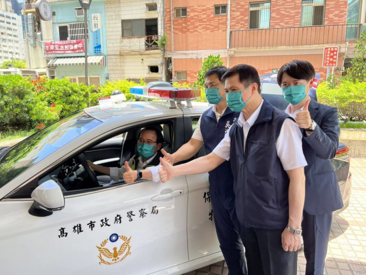 高雄市警局與遠傳合作AI、5G打造智慧警政應用，推出的「5G智慧巡邏車」以超高速5G網路切片結合AI科技，在20毫秒內辨認贓車，追蹤車輛移動軌跡，市府19日展示智慧安防應用成果。（高雄市政府提供）