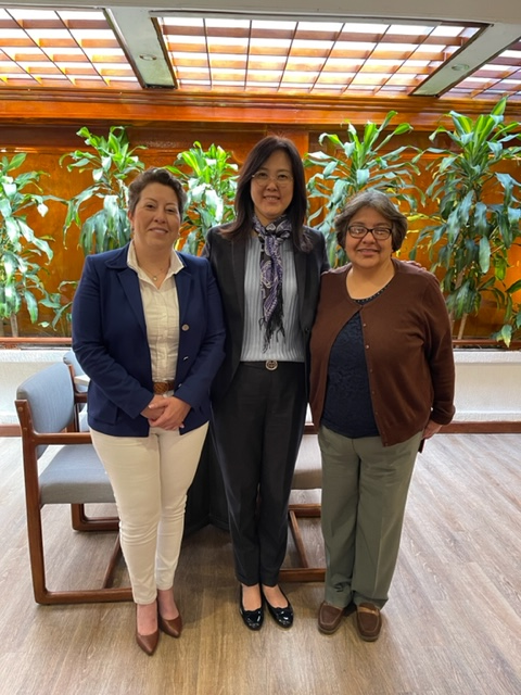 桂代表與瓜地馬拉駐哥倫比亞大使Reagan Vega Santizo(左)及宏都拉斯駐哥倫比亞大使María Antonia Navarro Bustillo(右)合影