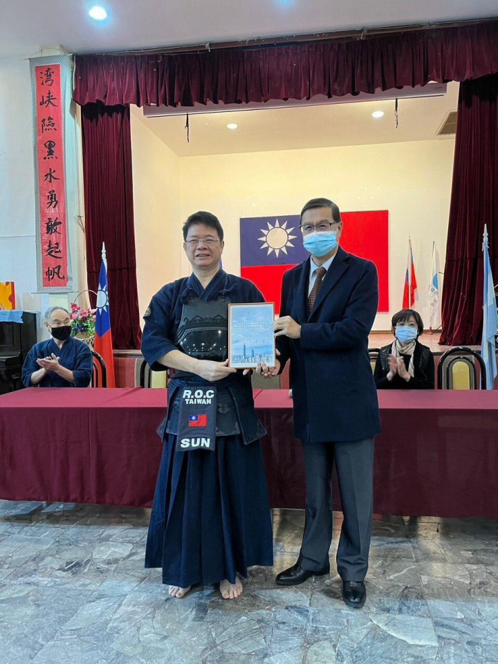 大使曹立傑特頒感謝狀