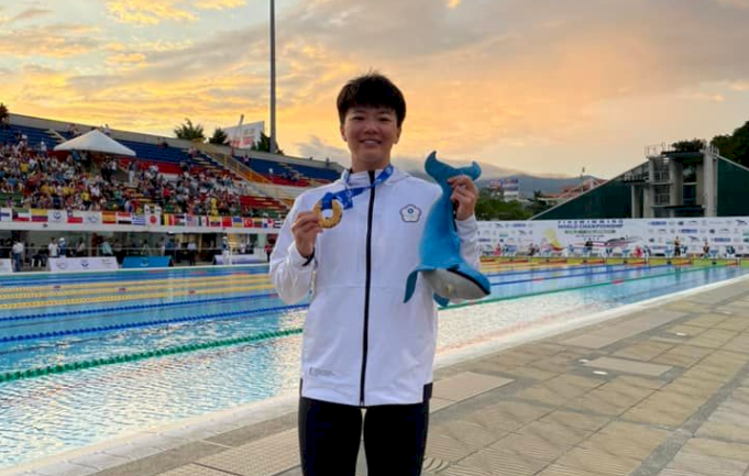 台灣蹼泳女將何品莉22日在哥倫比亞舉行的2022年世界蹼泳錦標賽女子200公尺雙蹼項目中，以1分46秒67摘金，是台灣在世界蹼泳錦標賽史上的第一面金牌。(何品莉臉書)