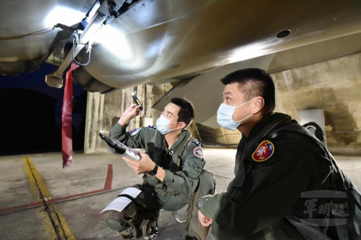 空軍第三聯隊飛行員執行夜間飛行前檢查。（空軍第三聯隊提供）