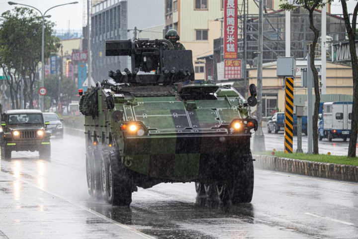 陸軍裝甲第586旅聯兵三營機步連日前執行作戰計畫演練，儘管過程中遭遇滂沱大雨，部隊無畏風雨，展現快速機動力。（軍聞社記者卓以立攝）